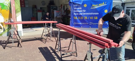Rote Bänke auf der Südseite renoviert