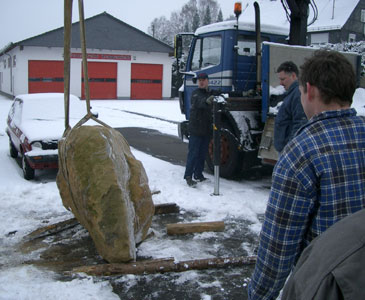 dorfbrunnen findling