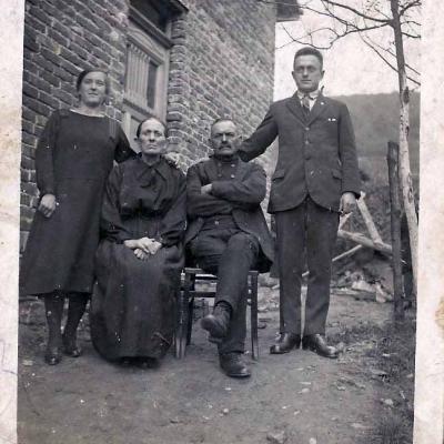 Db Maria Weller Geb Giebeler Oma Giebeler Heinrich Giebeler Hermann Giebeler Vor Dem Eckhaus Giebeler1