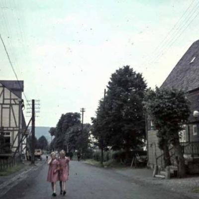 Db Nr 14 1935 Dorfstrasse Koch Fritz Zollner Alfred Bekleidungshaus Schmidt Fritz Fleps Gontermann Ernst Reins Gasthaus Scholmeyer Adolf 800x519 1