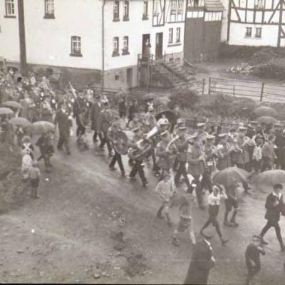 Db Nr 19 1935 Dorfstrasse Auf Der Forth Drk Umzug 1 Fey Willy Und Knipp Richard Meister Knipp Lorenz Richard 800x553 1