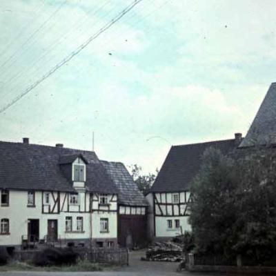 Db Nr 19 1935 Dorfstrasse Auf Der Forth Fey Willy Knipp Richard Meister Knipp Lorenz Richard Kreutz Geschwister 800x519 1