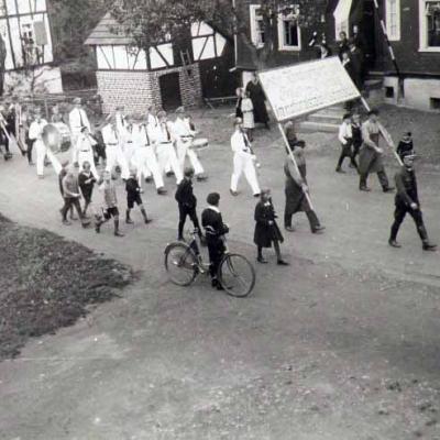 Db Nr 33 1933 Dorfstrasse Schreiber Helmut Stockersch Abtritt Vom Haus Strickmaschin 15 10 1933 Erster Handwerkerumzug 1 800x552 1