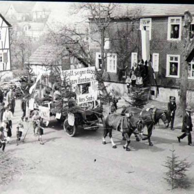 Db Nr 33 1933 Dorfstrasse Schreiber Helmut Stockersch Abtritt Vom Haus Strickmaschin 15 10 1933 Erster Handwerkerumzug 2 800x546 1