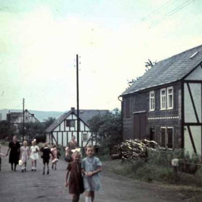 Db Nr 42 1935 Dorfstrasse Edelmann Friedhold Sohn Bernhard Eisel Herbert Strunks 800x519 1